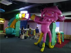 <strong>玻璃钢卡通雕塑设计时需要注意哪</strong>